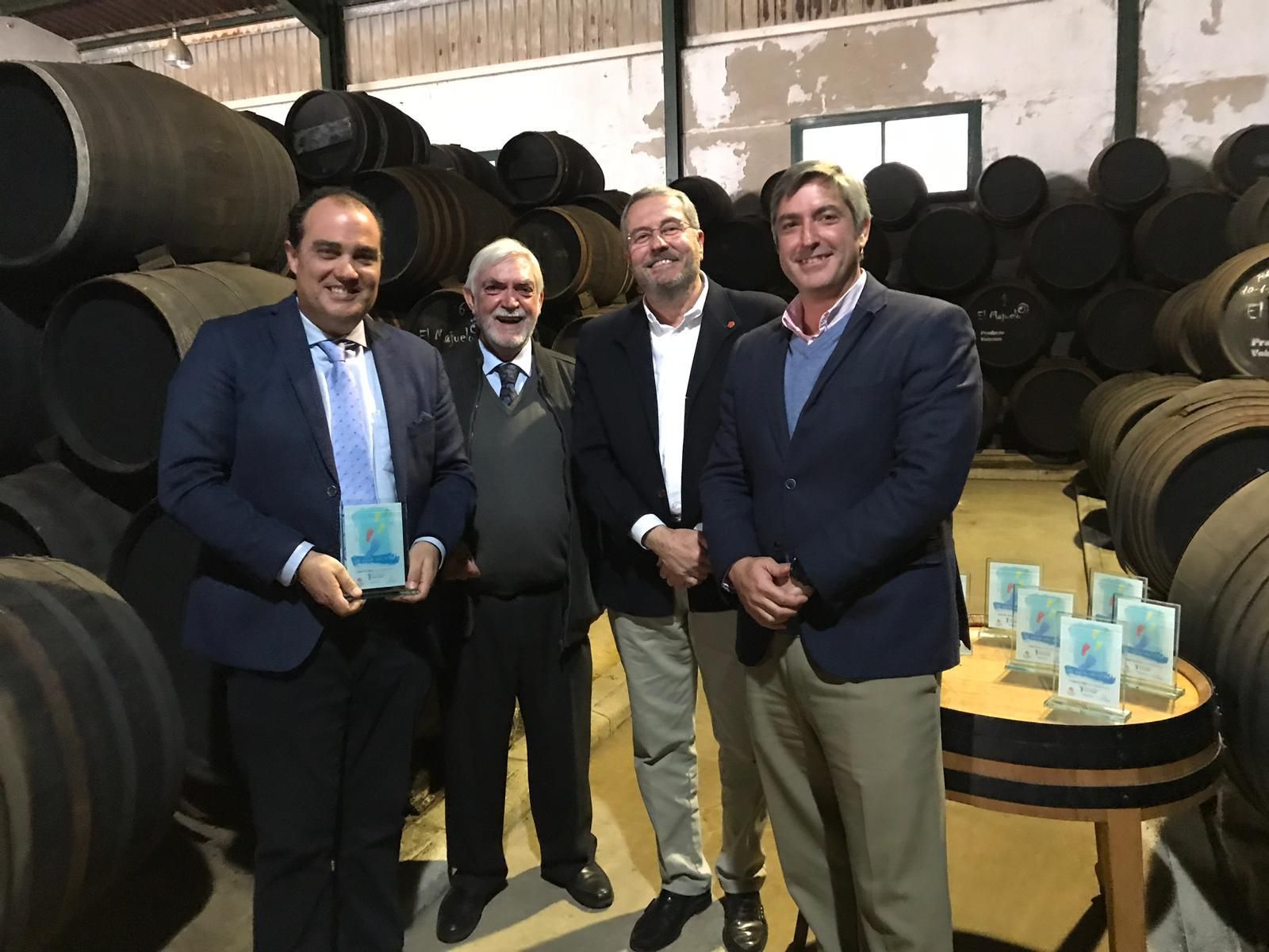 David Fernández, director de Diario de Cádiz, en el momento de recoger la mención.