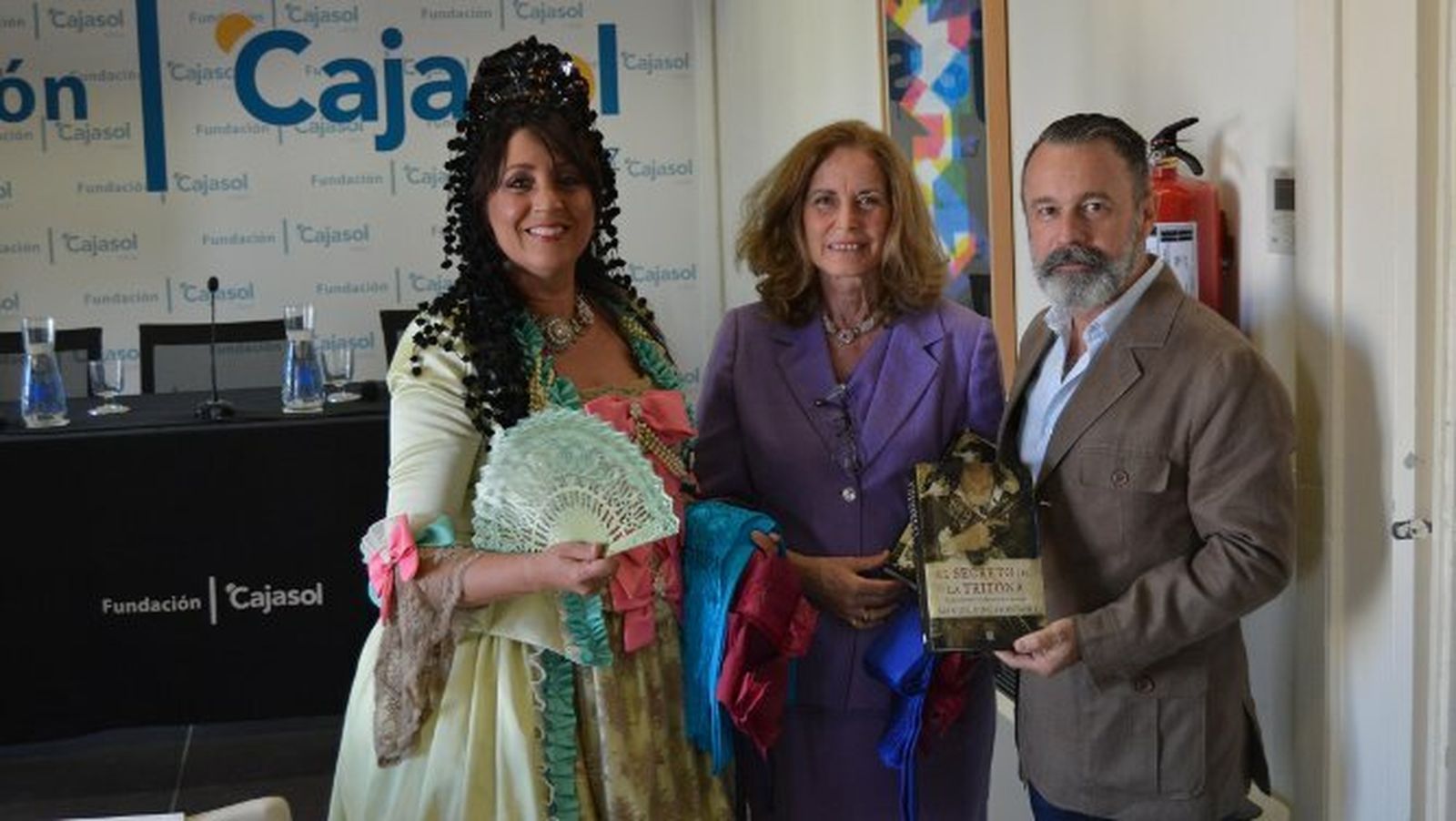 El escritor Manuel Pinomontano con Ana del Corral y Carmen Príes, durante la presentación.