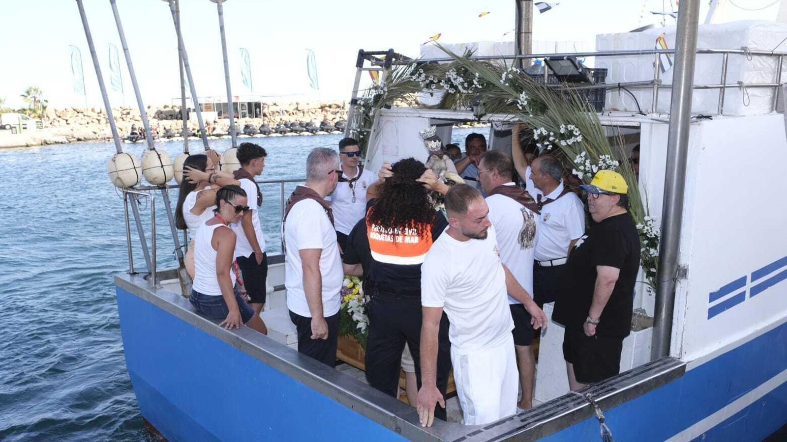 La imagen santa fue embarcada en un buque para efectuar la tradicional procesión marinera. La imagen santa fue embarcada en un buque para efectuar la tradicional procesión marinera.