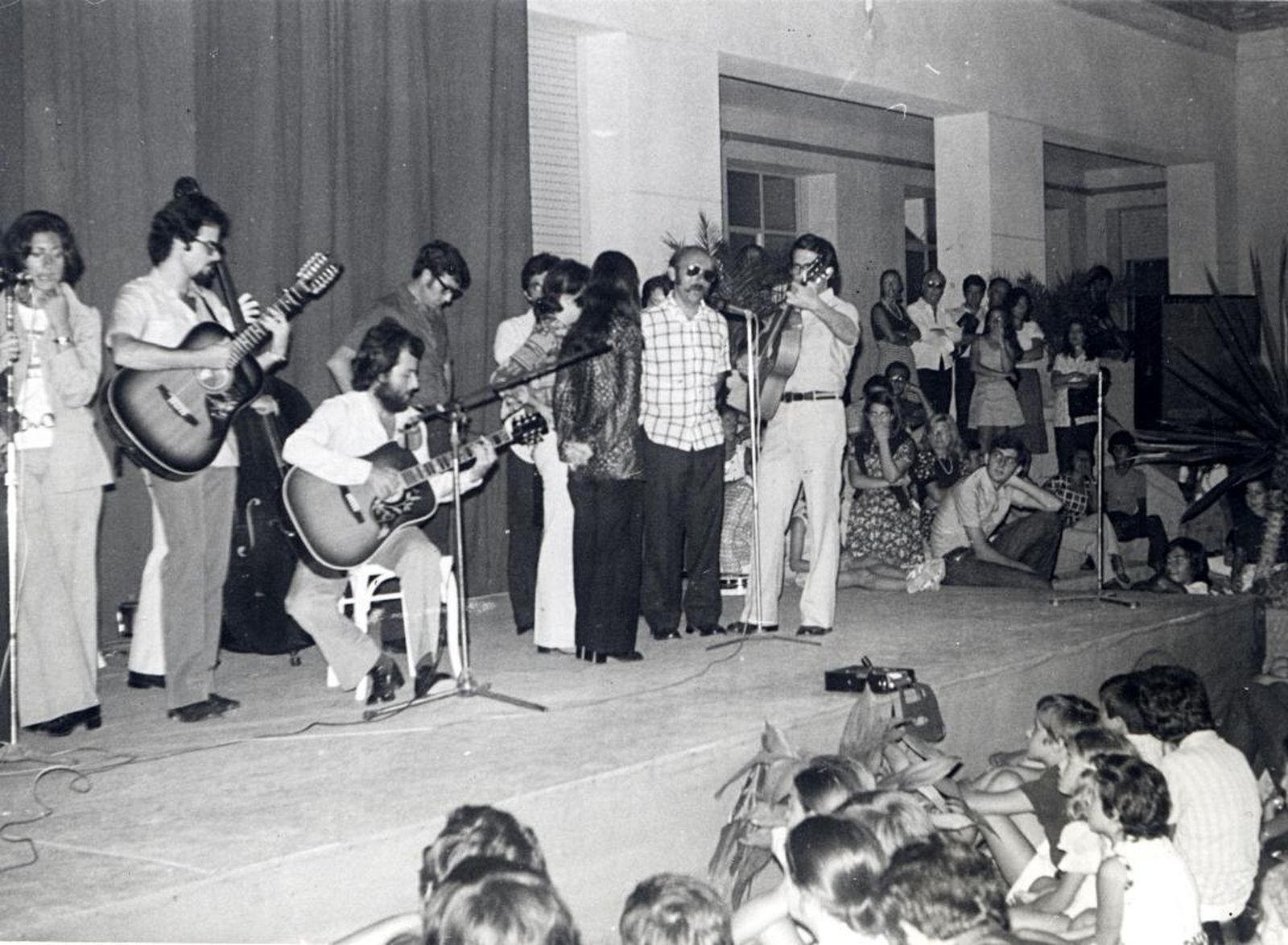 Pepe Ángel González tocando la guitarra, durante un recital del grupo musical Argos, dentro de los cursos de verano sobre el año 1967.