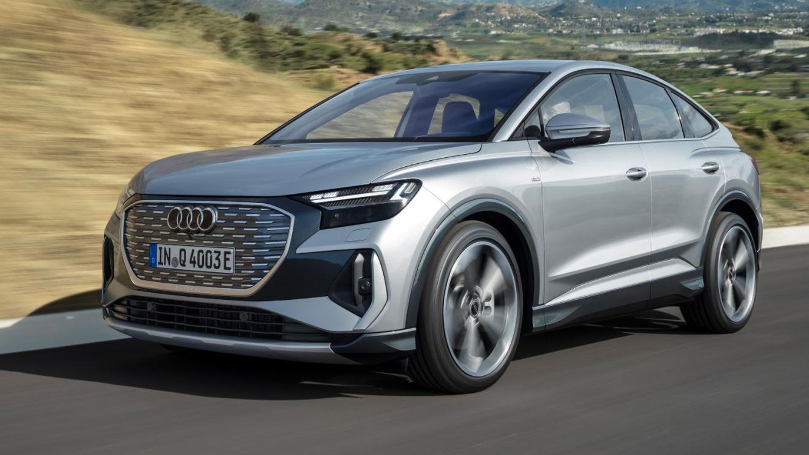 Algo más bajo y aerodinámico, el Sportback tiene las mismas variantes de motores y baterías del Q4 e-tron.