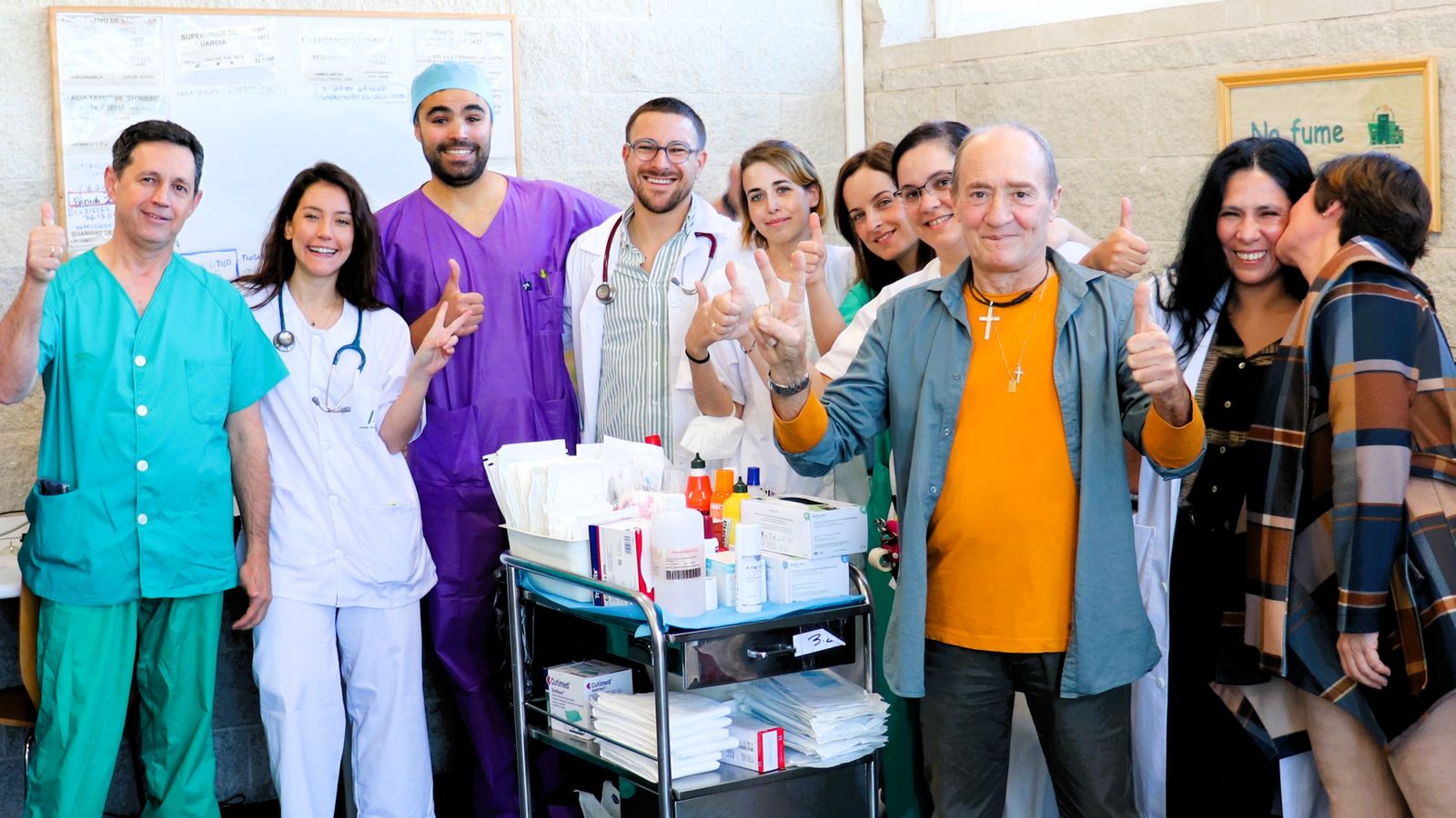 Francisco García junto al personal del Juan Ramón Jiménez celebra el éxito de su intervención.