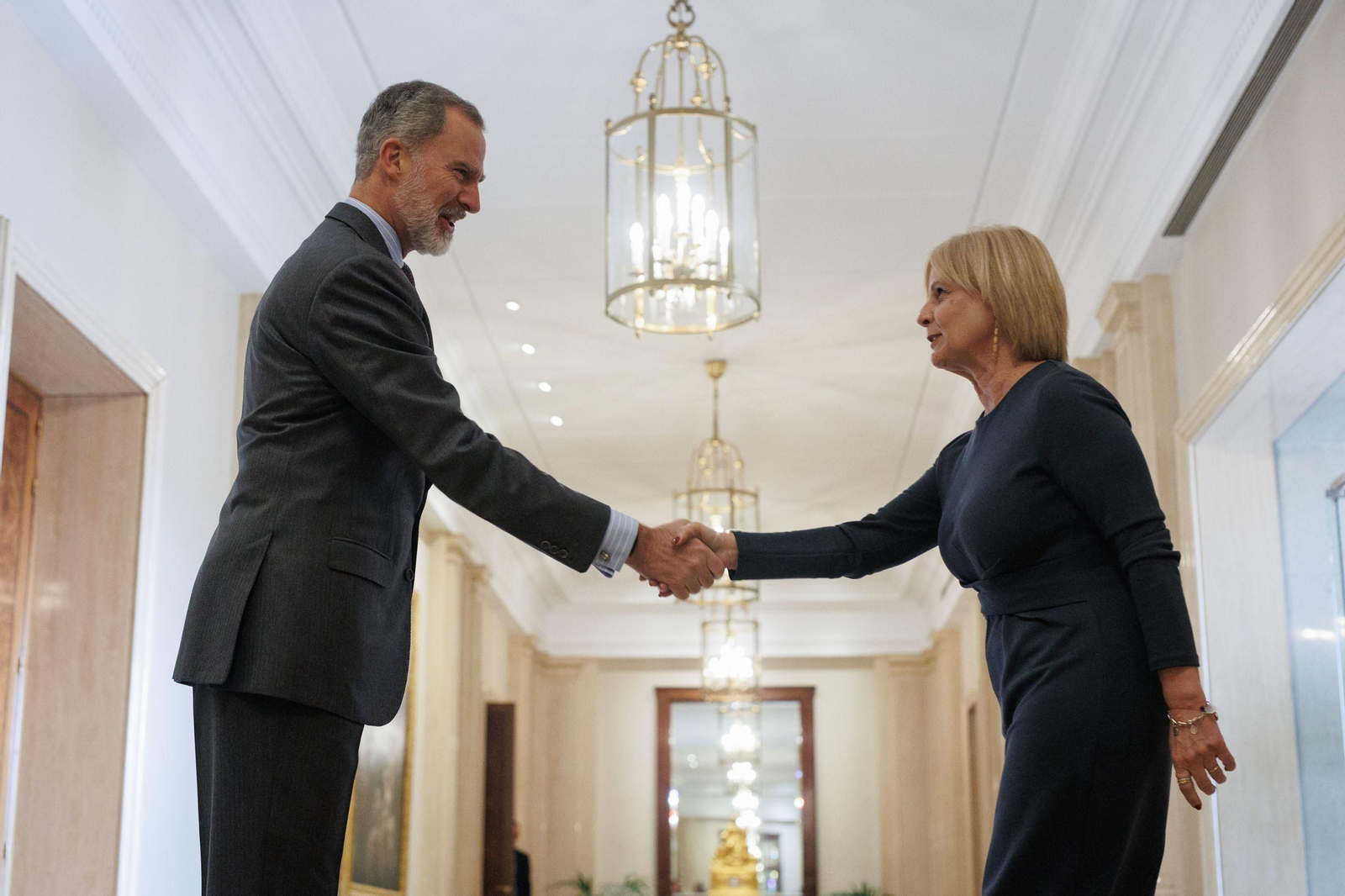 El Rey, saludando a María José García-Pelayo en Zarzuela.