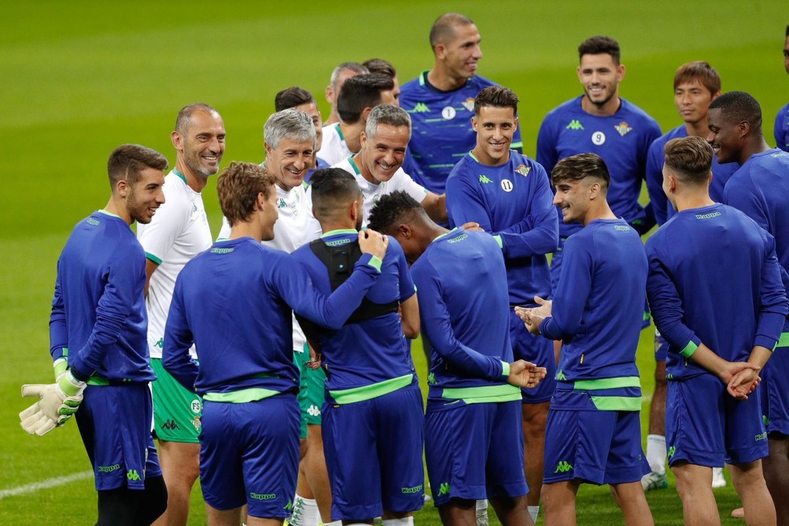 El cuerpo técnico y la plantilla del Betis sonríen en San Siro.
