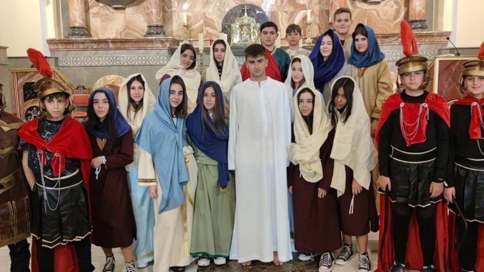 Grupo de jóvenes que han participado en el viacrucis de Antas este Miércoles Santo.