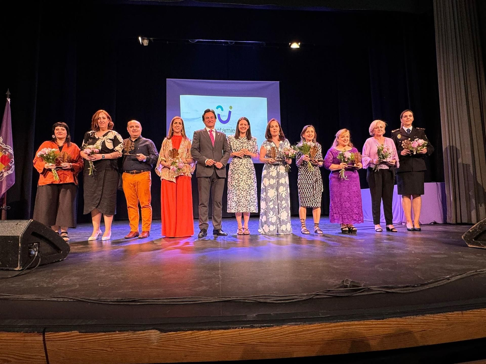 El alcalde, junto a las premiadas, en la gala celebrada en el Teatro Darymelia.