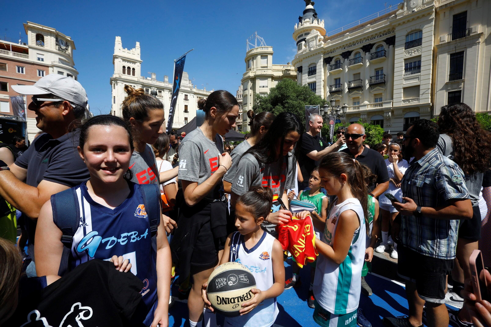 La selección española femenina de baloncesto visita la pista de 3x3 ubicada en Las Tendillas