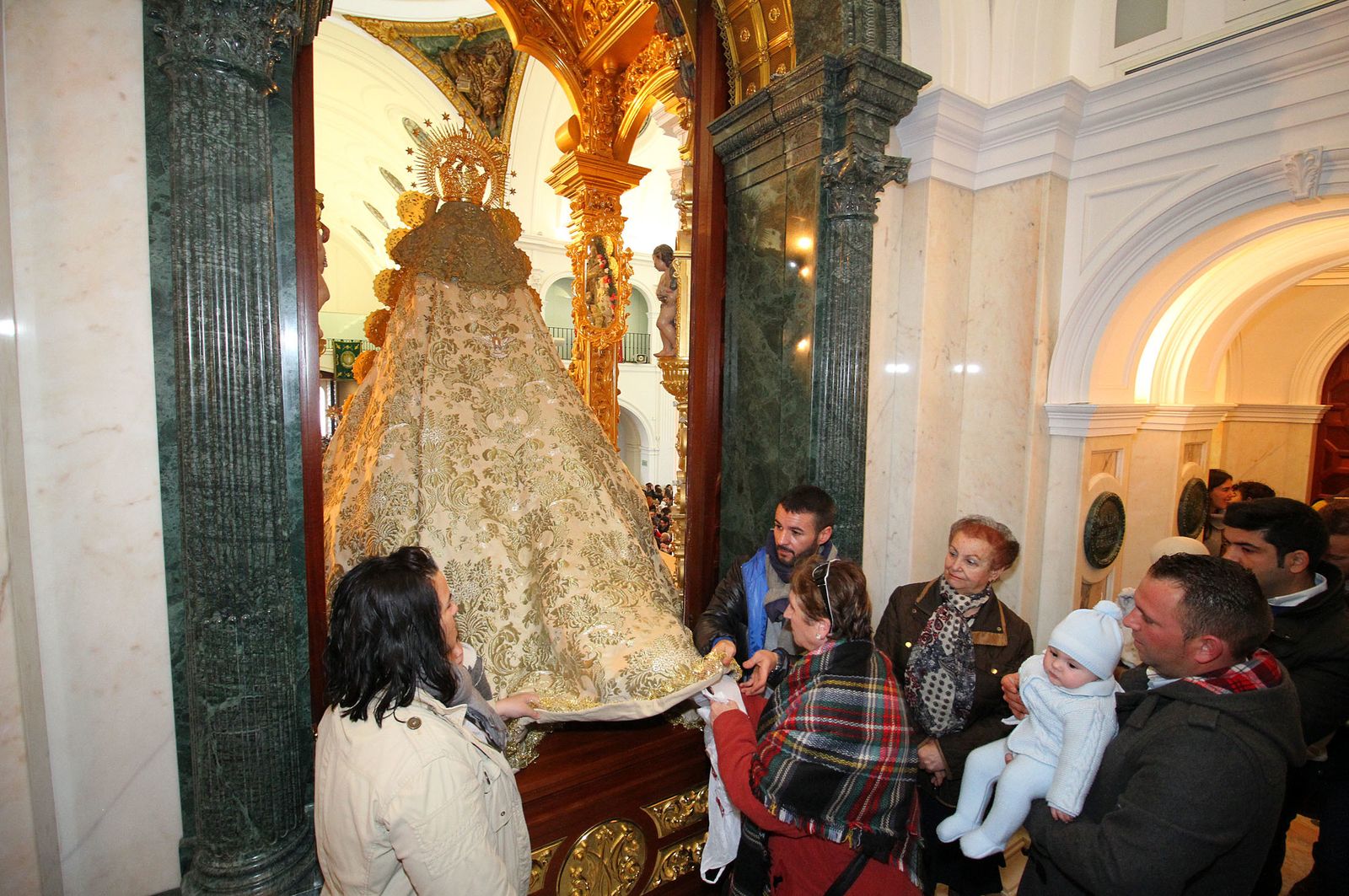 El Rocío celebra La Candelaria con la presentación de los niños a la Virgen, en imágenes