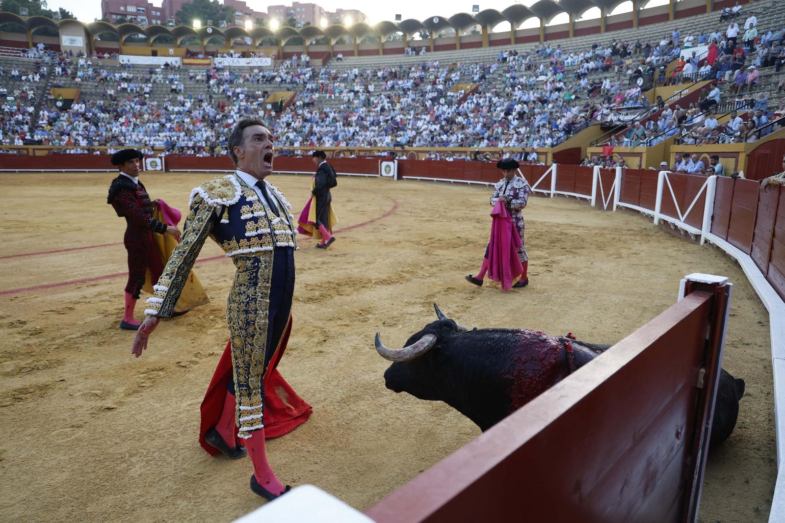 Una decepcionante corrida de Miura con Esaú Fernández a hombros cierra Algeciras