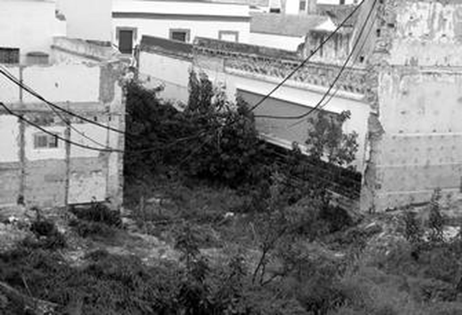 Vista general del solar donde se levantaba el teatro Alameda de Tarifa, en una imagen tomada ayer.