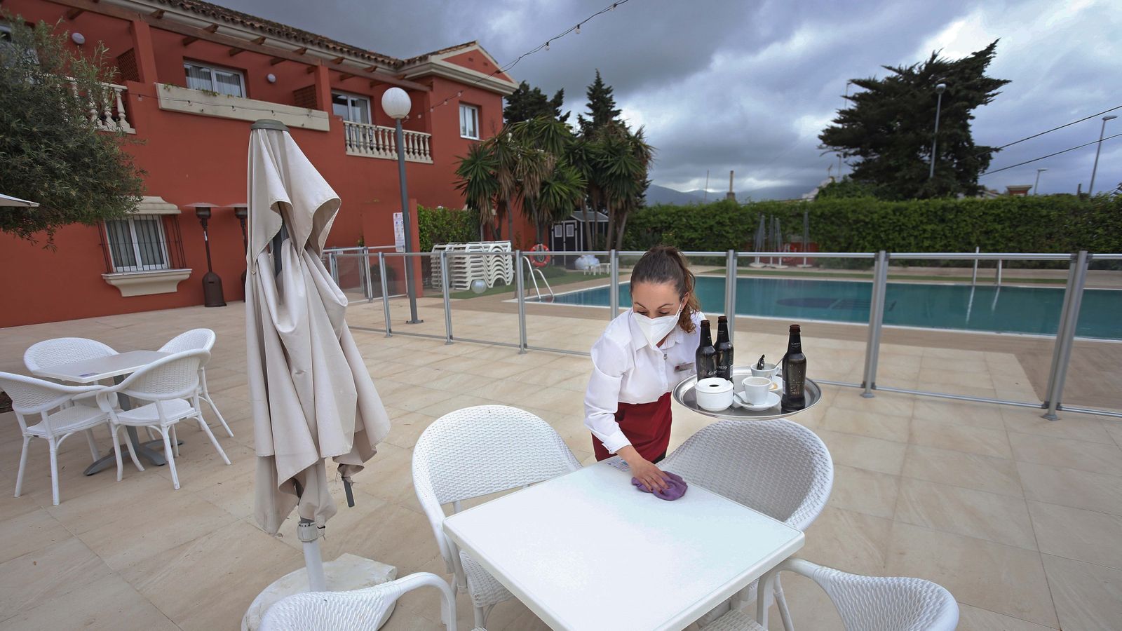 Una empleada del hotel Alboran prepara una mesa.
