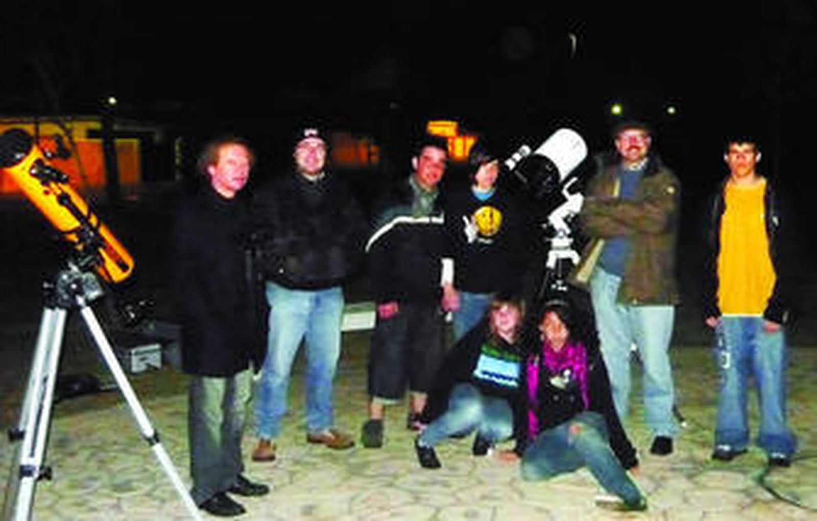 Unas 50 personas participaron durante la noche en la observación organizada por el Grupo Astronómico.