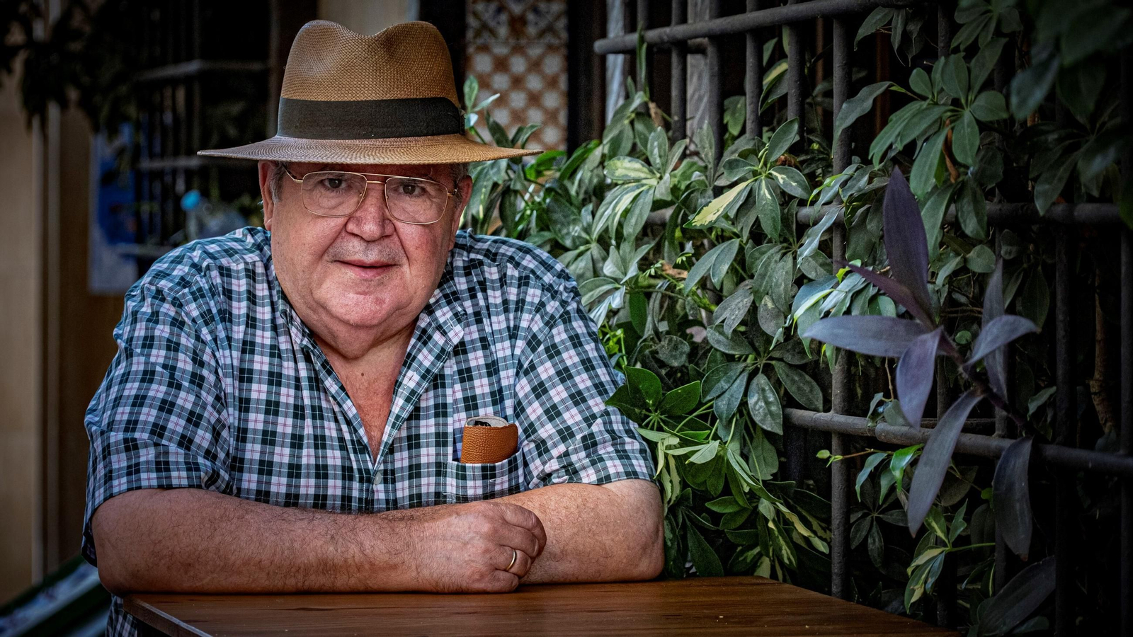 Manolo Muñoz 'El torero' en el exterior de Casa Ríos.