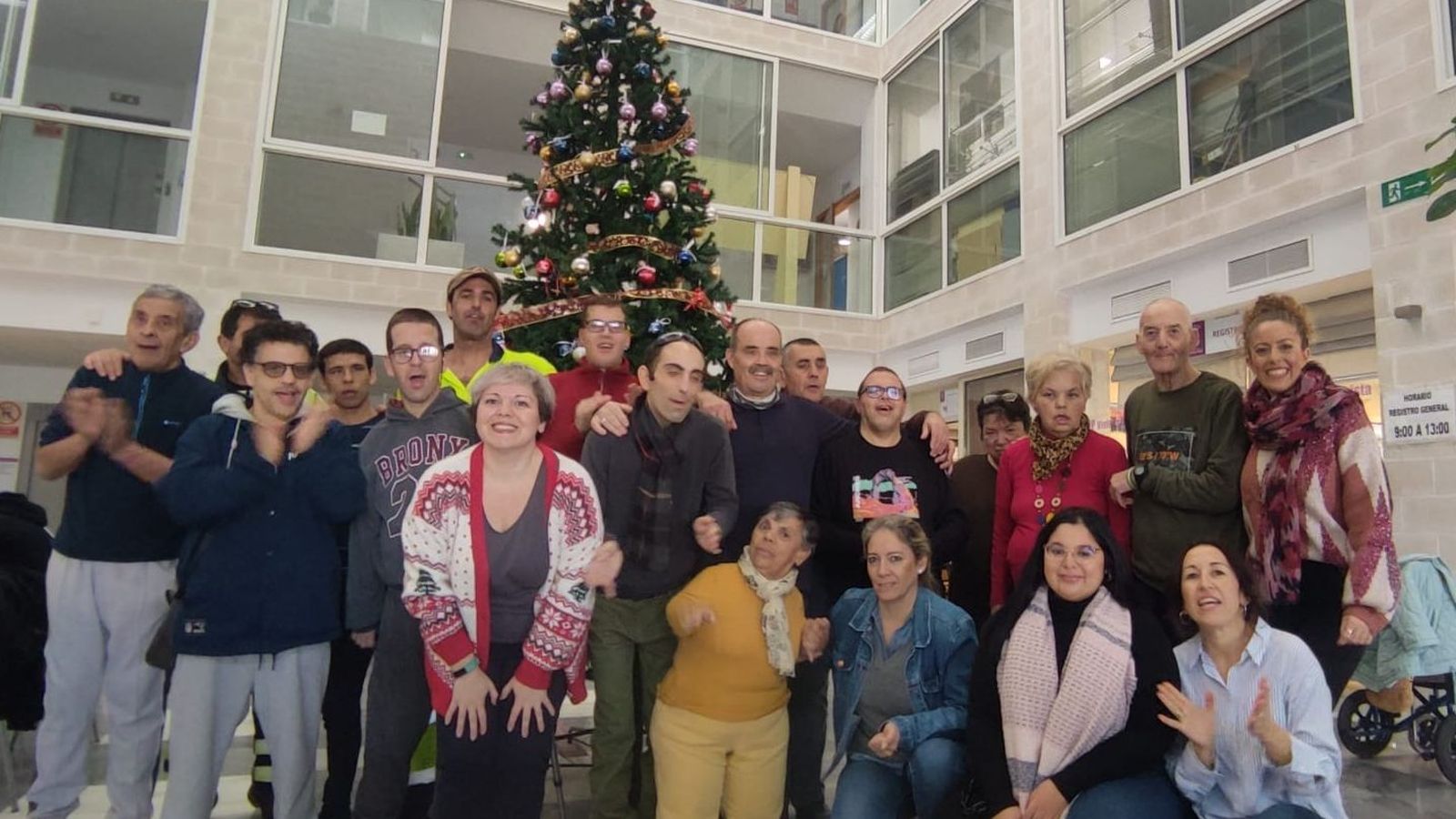 Usuarios de Asprodeme y trabajadores municipales tras la decoración del árbol