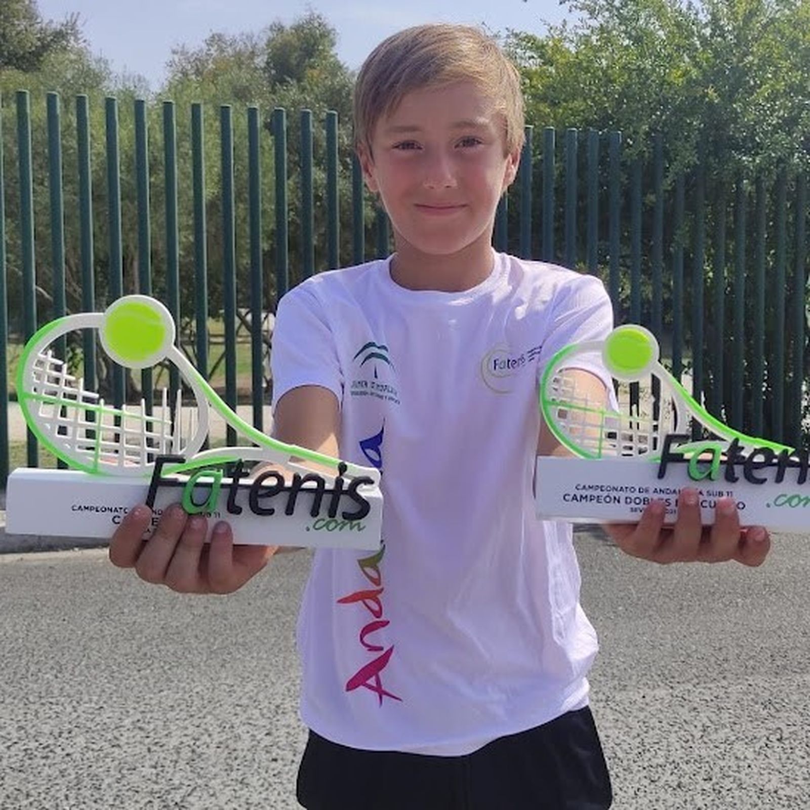 El pequeño Darío Ruiz con sus títulos en individual y dobles