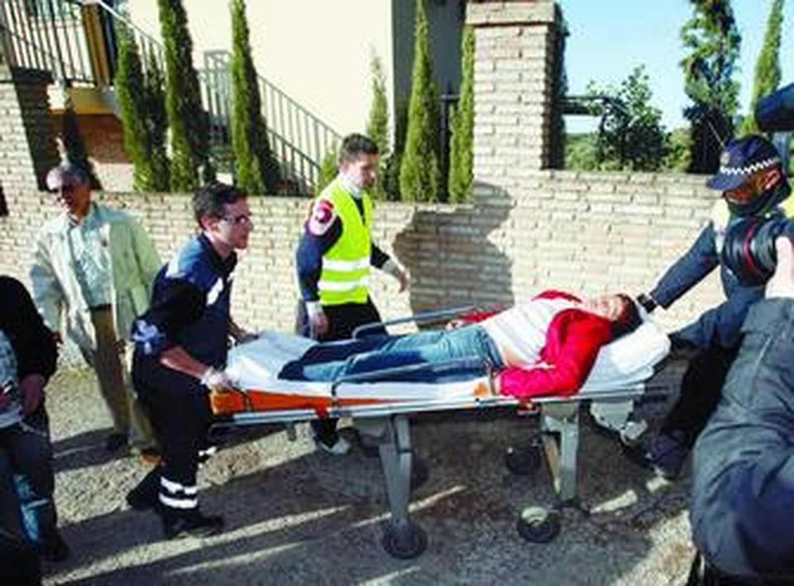 La propietaria de la vivienda demolida fue atendida cuando abandonaba la parcela, ayer en Córdoba.