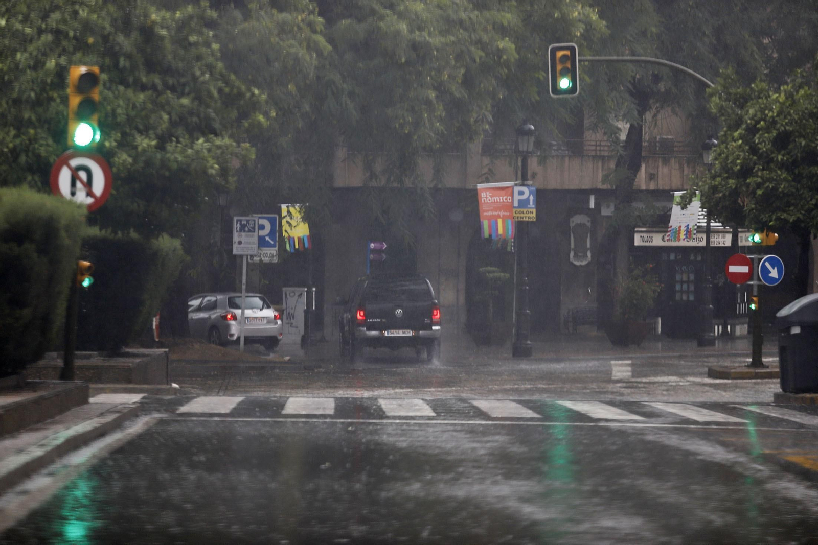 Imágenes de la mañana lluviosa de domingo en Huelva