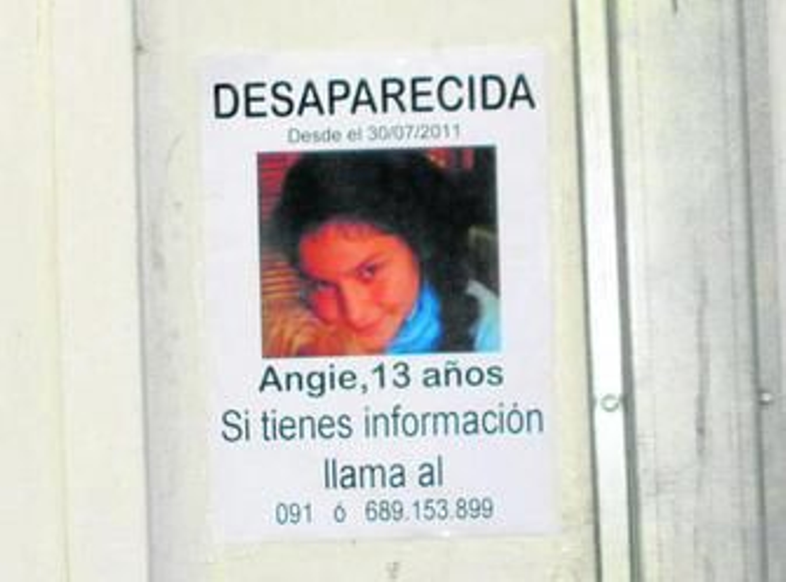 Uno de los carteles colocados en las calles de El Puerto por la familia de Angie durante su desaparición.