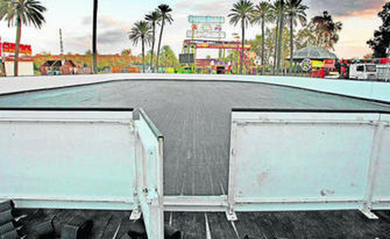 Imagen de la instalación de una de las tres pistas de hielo, ayer en el parque González Hontoria.