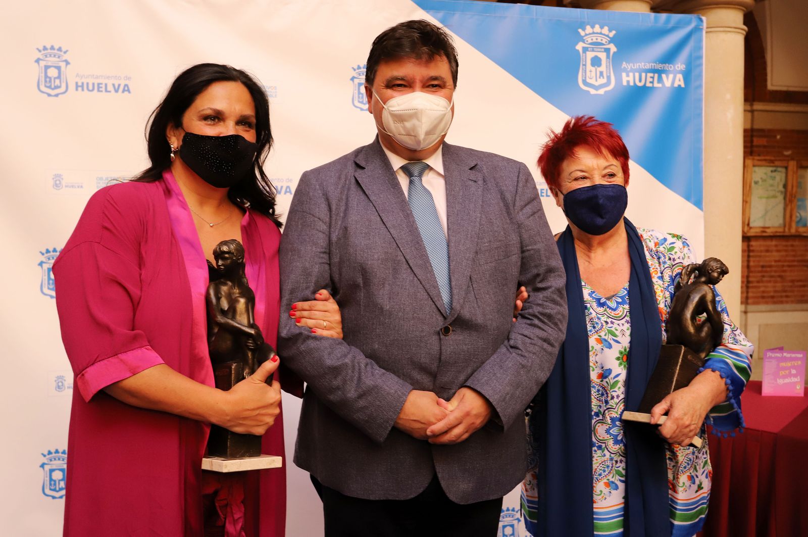Gabriela de la Fuente y Juana Carrillo junto al alcalde onubense tras recibir el galardón.
