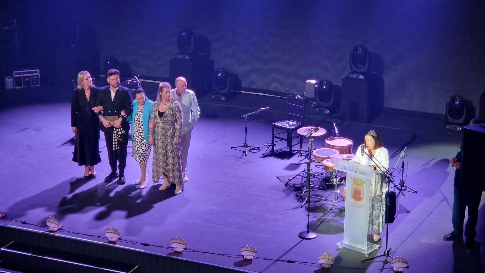 Poveda recibe el galardón del festival.