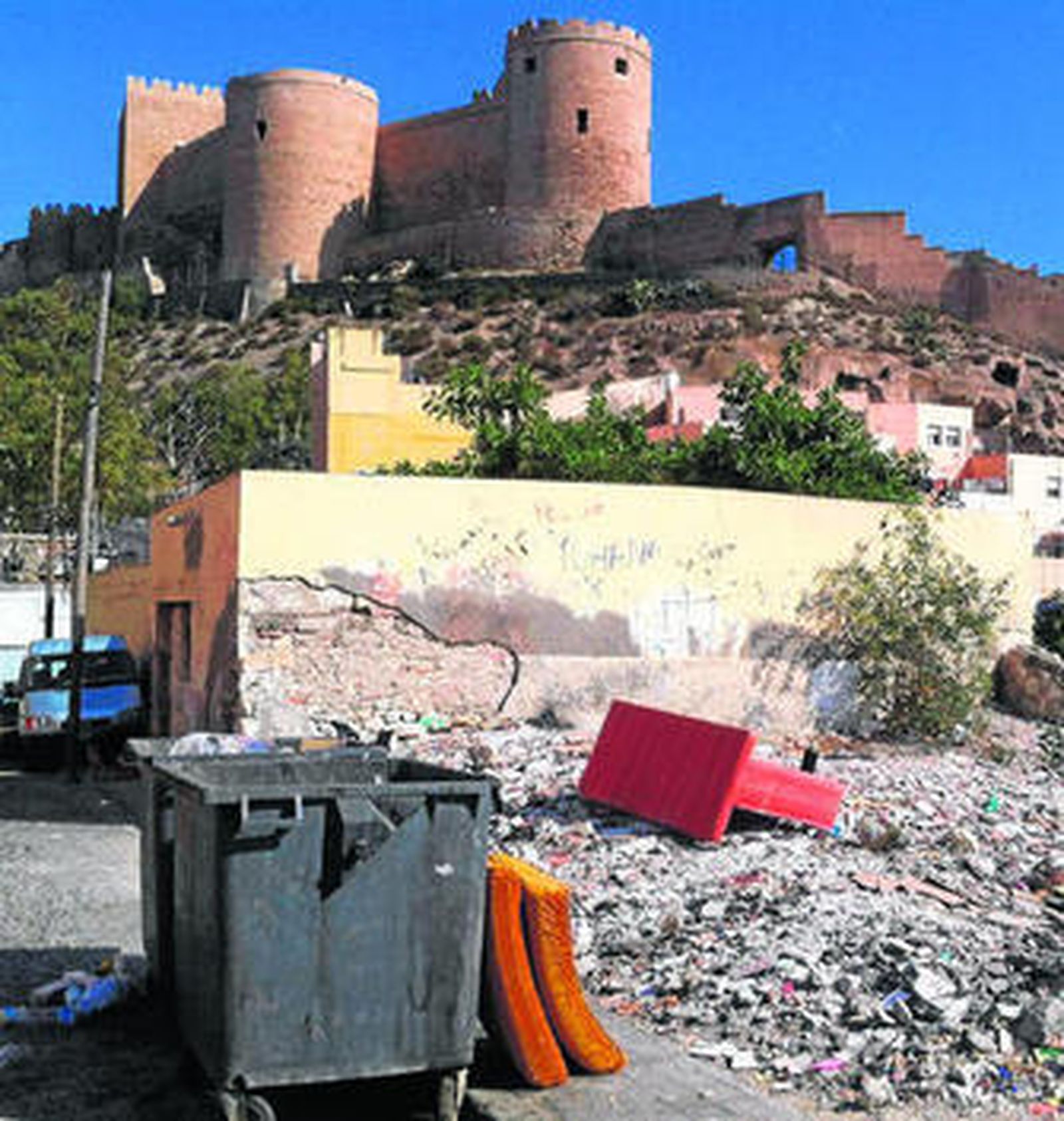 El entorno de La Alcazaba no está precisamente preparado para una programación cultural y su impulso turístico.