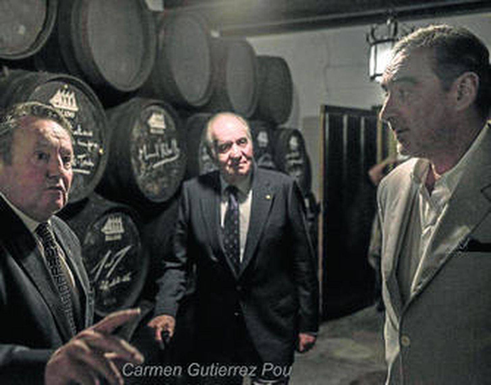 El Rey Juan Carlos, ayer en la bodega Gutiéttez Colosía junto a su propietario y Carlos Herrera.