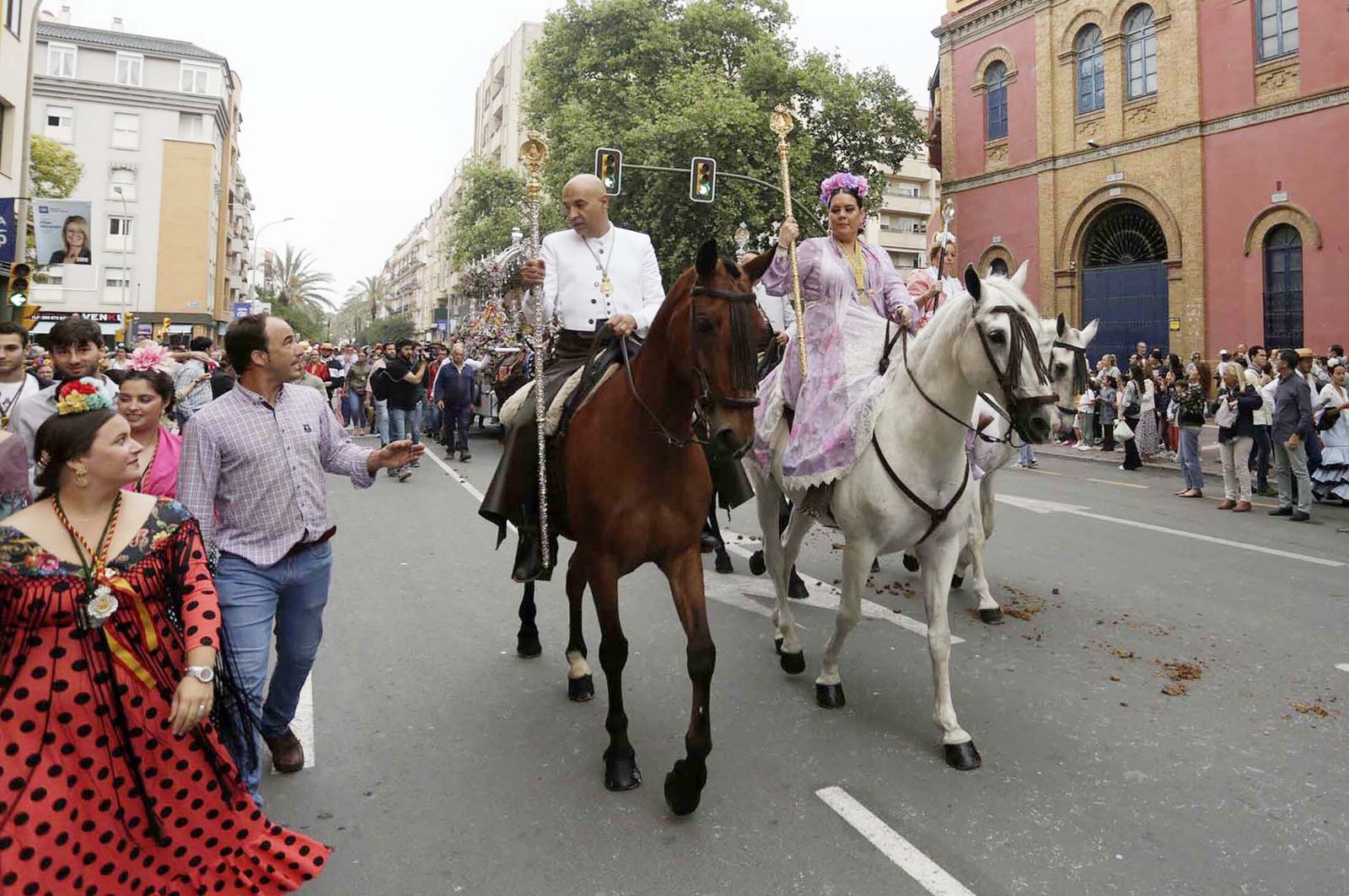 El Rocío 2023: Imágenes de la Hermandad de Emigrantes en su salida de Huelva