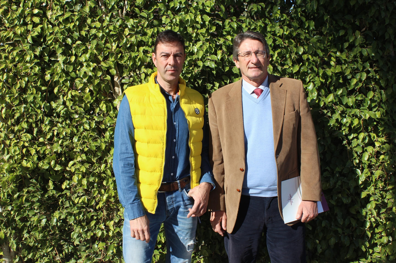 A la izquierda, Luis Rubia Ascasibar, administrador de Maui; a la derecha Ramón Ruiz, abogado de la empresa.