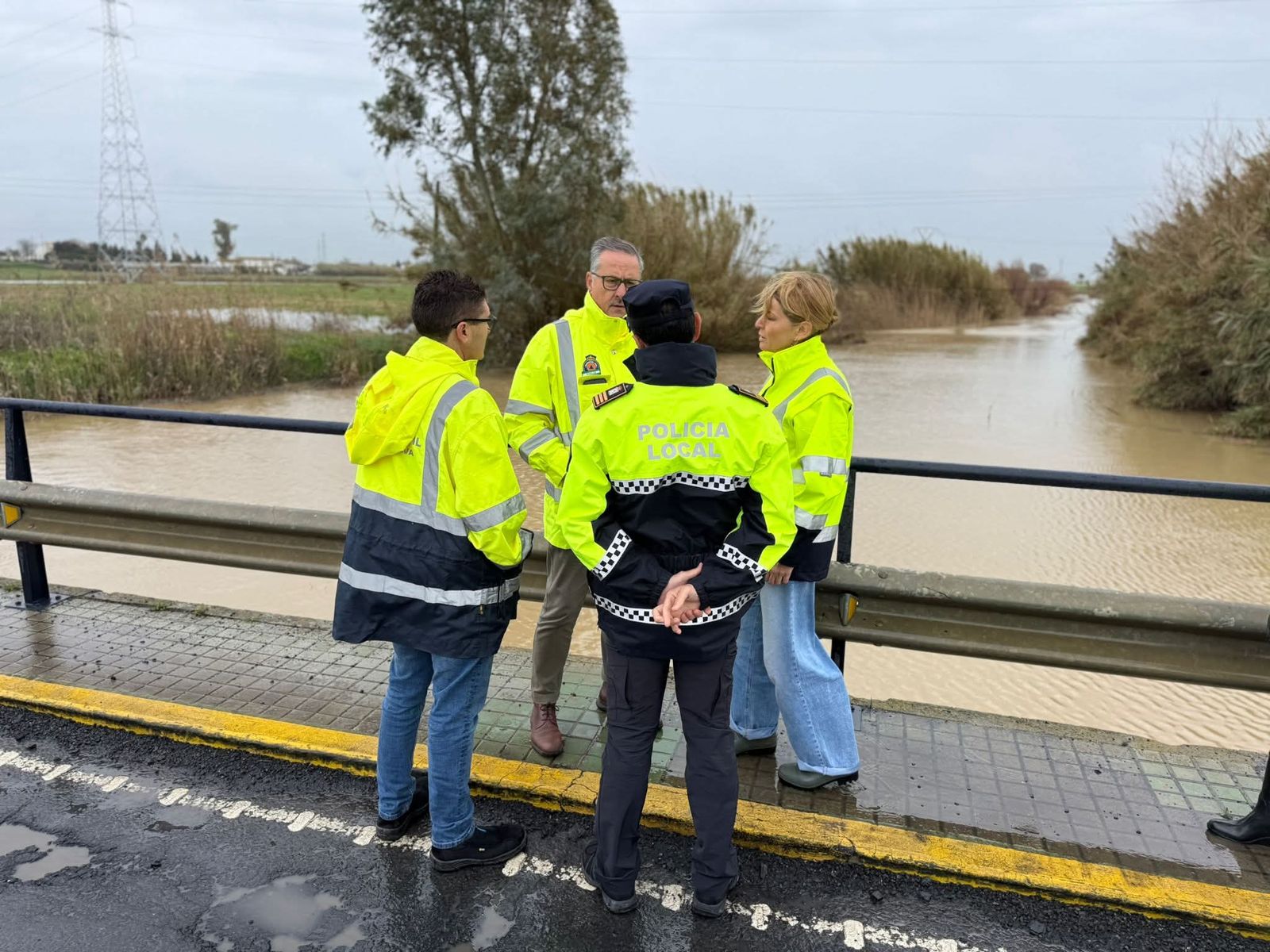 La alcaldesa durante la supervisión.