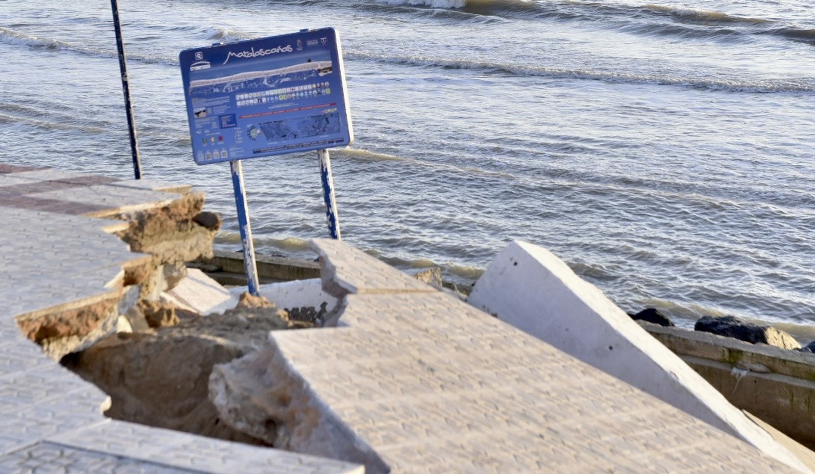 Comienza las obras de regeneración de arena en Matalascañas