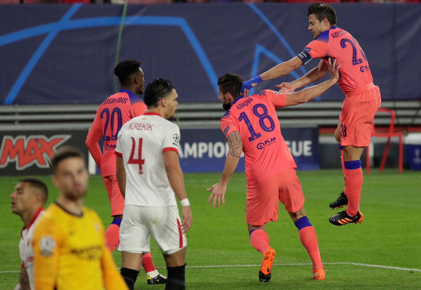 Giroud celebra con Azpilicueta uno de sus goles en el Sevilla-Chelsea de esta Champions.