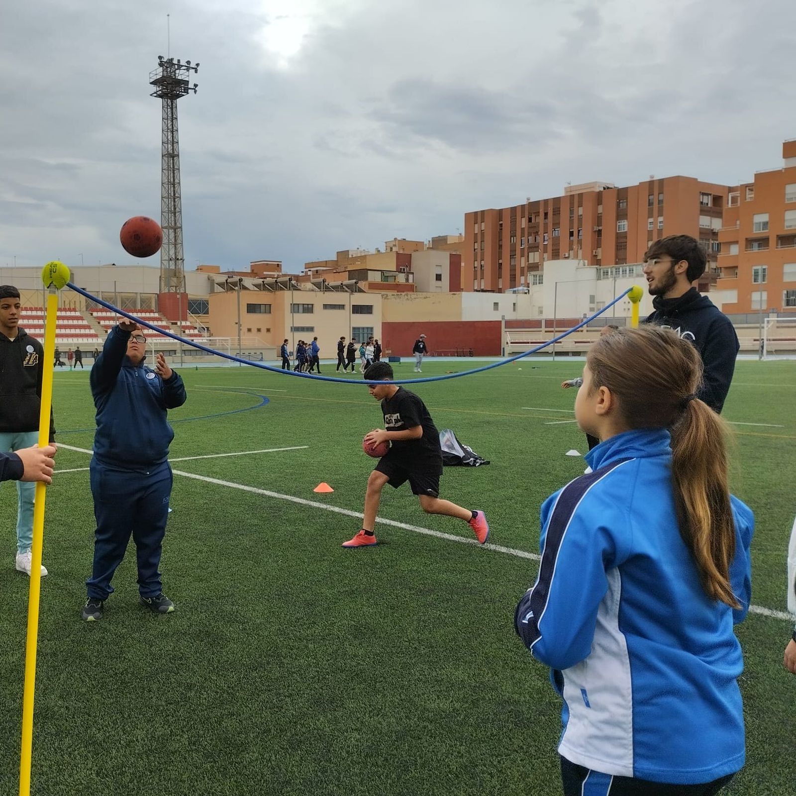 Algunos de los participantes durante la jornada de Deporte Inclusivo celebrada en el Estadio de la Juventud Emilio Campra.