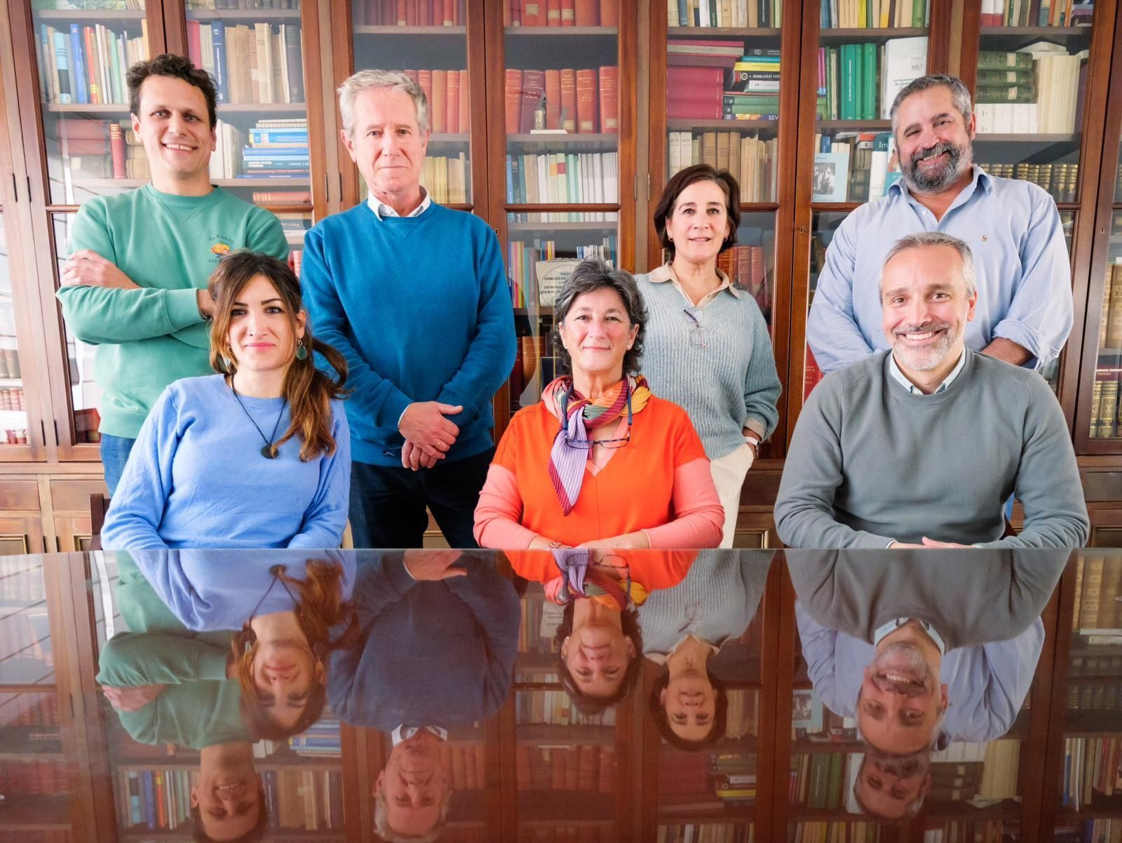 La Junta Directiva del Colegio de Veterinarios posa junto a Leticia Escuín.