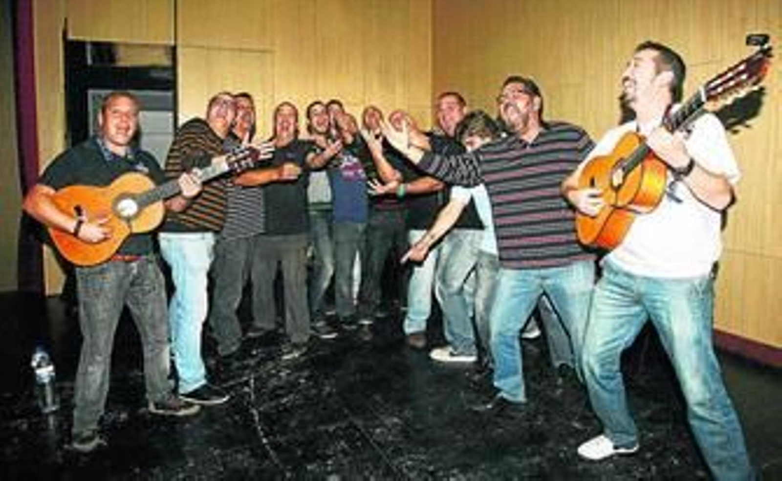 El grupo del Love ensayando en la noche de ayer en su local habitual: el salón de actos del colegio San Felipe Neri.