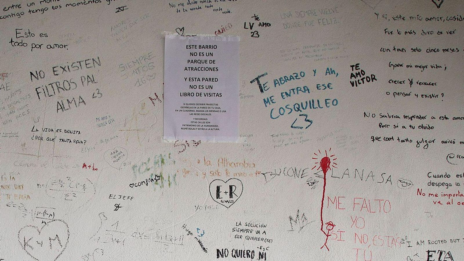 Carteles alertando sobre la práctica de las pintadas rodeado por estas Carteles alertando sobre la práctica de las pintadas rodeado por estas