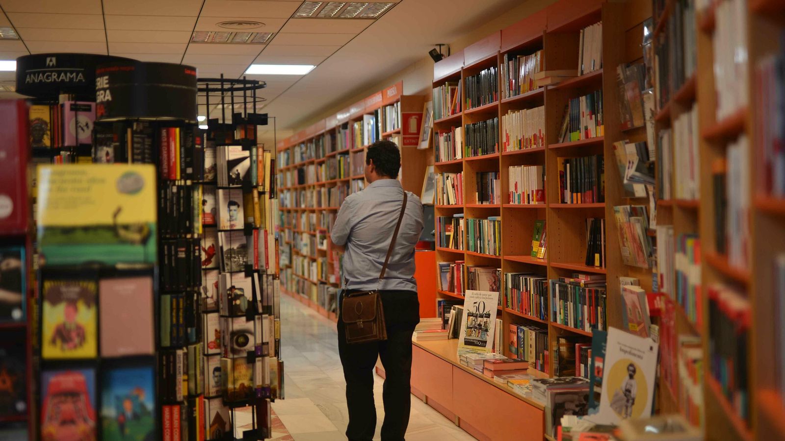 Un cliente en el interior de la librería Luque.