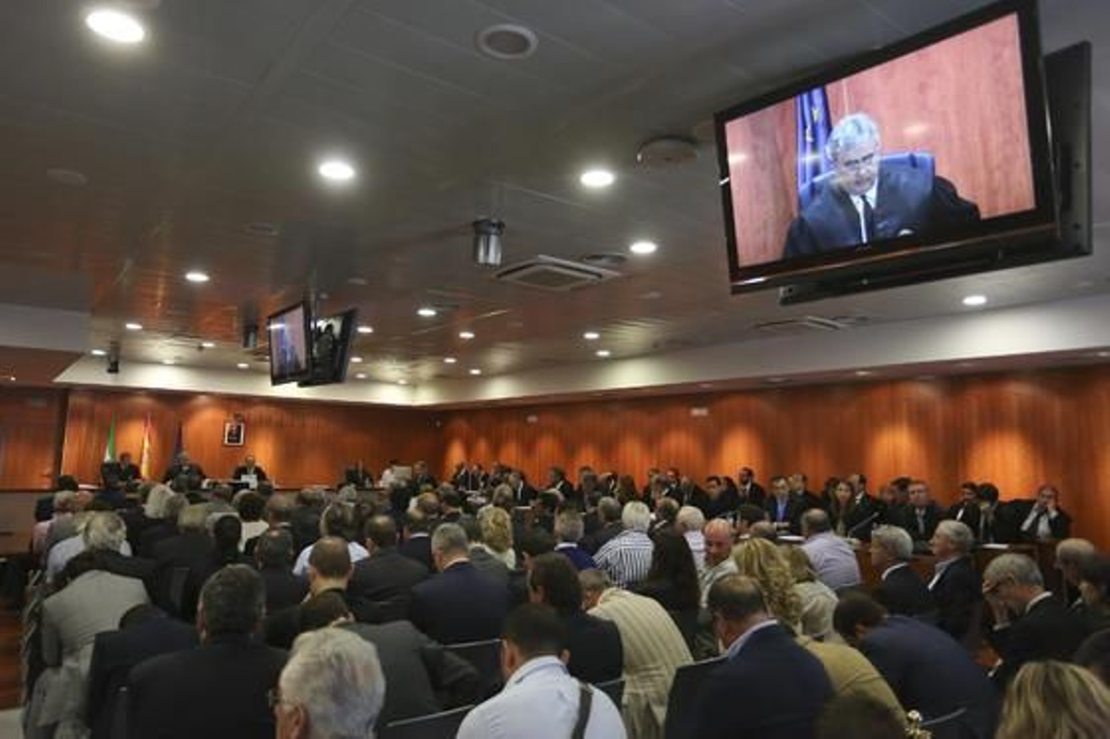 04-10-2013: Lectura pública del fallo de la Audiencia de Málaga

Los acusados escuchaban atentos la sentencia. muchos llegaron acompañados de amigos y familiares antes de las 11:00, hora a la que habían sido citados.