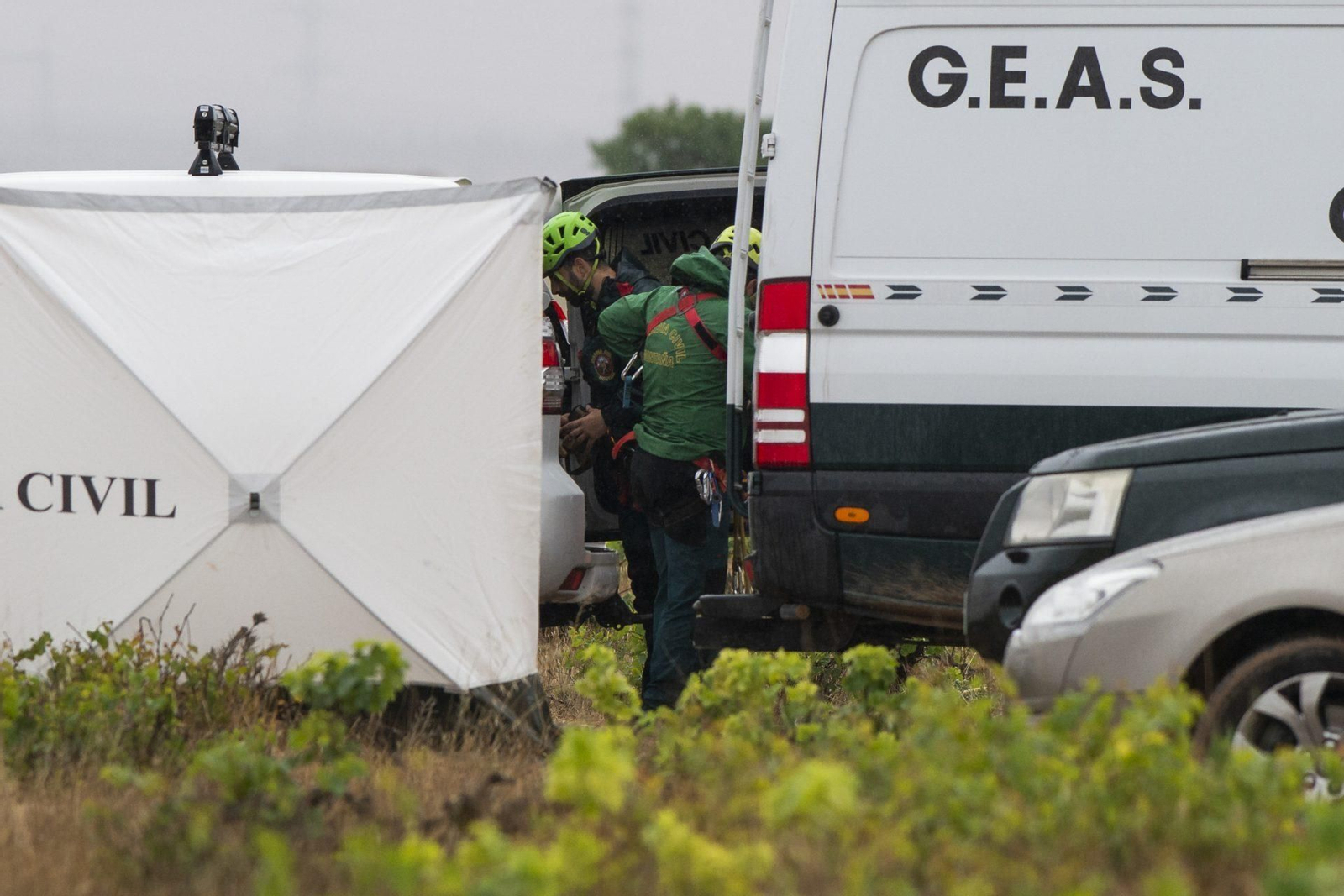 Efectivos de la Guardia Civil trabajan en el pozo de Manzanares (Ciudad Real)