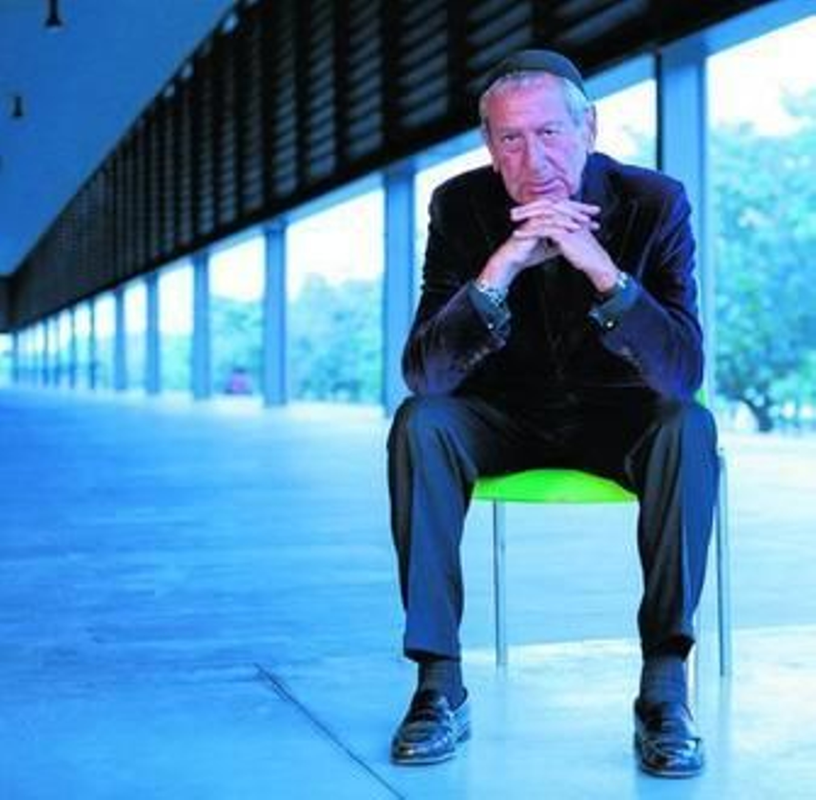 El maestro cordobés Elio Berhanyer, leyenda viva de la moda española del siglo XX.