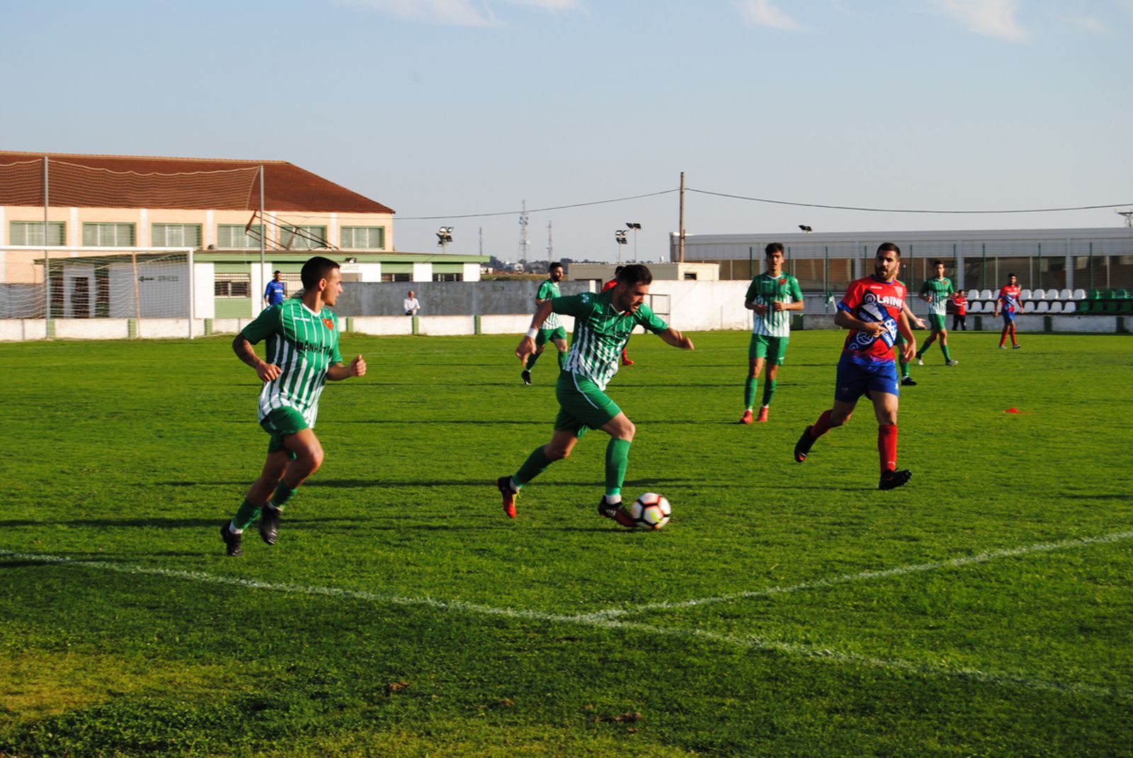 Un jugador de la Olímpica conduce el balón ante un rival.