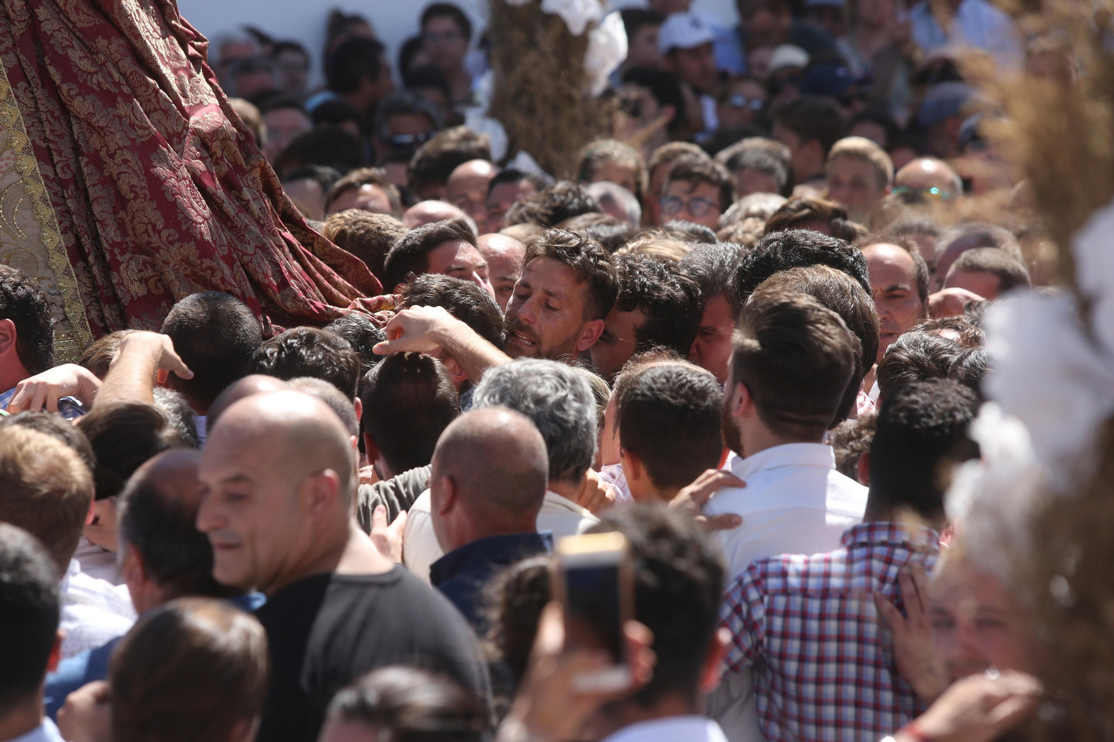 Imágenes de la Venida de la Virgen del Rocío por las calles de la aldea 2019