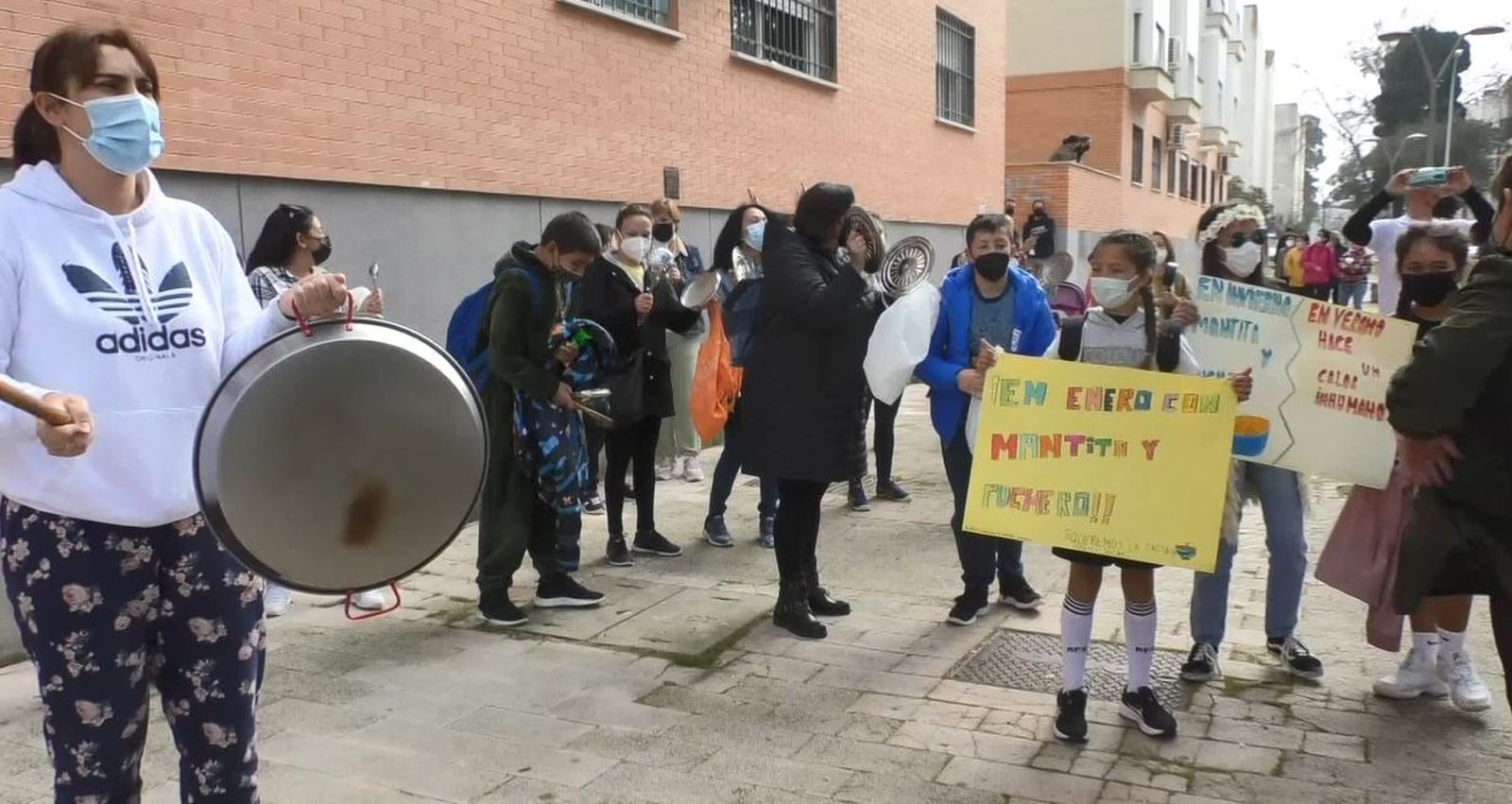 Cacerolada en el Río para que no haya retrasos en la obra del colegio