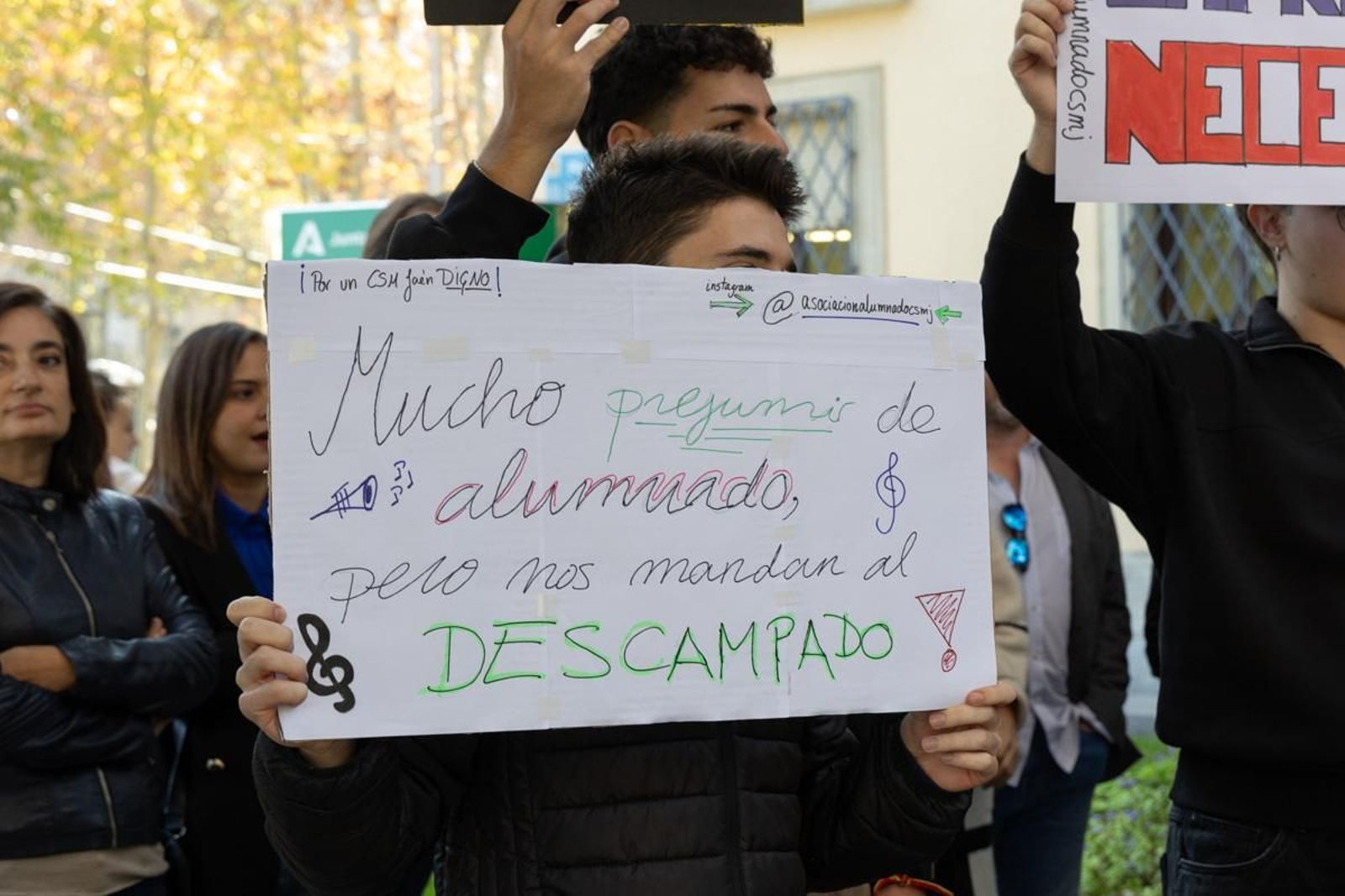 Concentración del alumnado del Conservatorio Superior de Música de Jaén para reclamar a la Junta de Andalucía que cumpla con los compromisos de dotación instrumental de la nueva sede