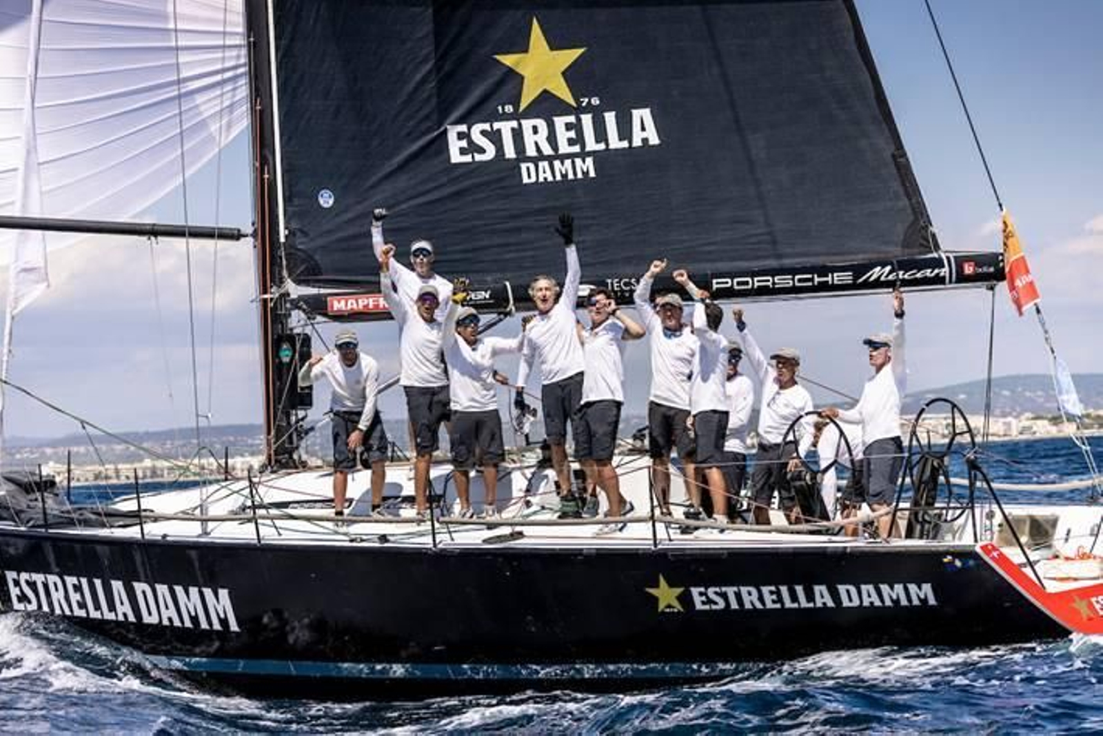 Los tripulantes del 'Estrella Damm' celebran un triunfo más que merecido.