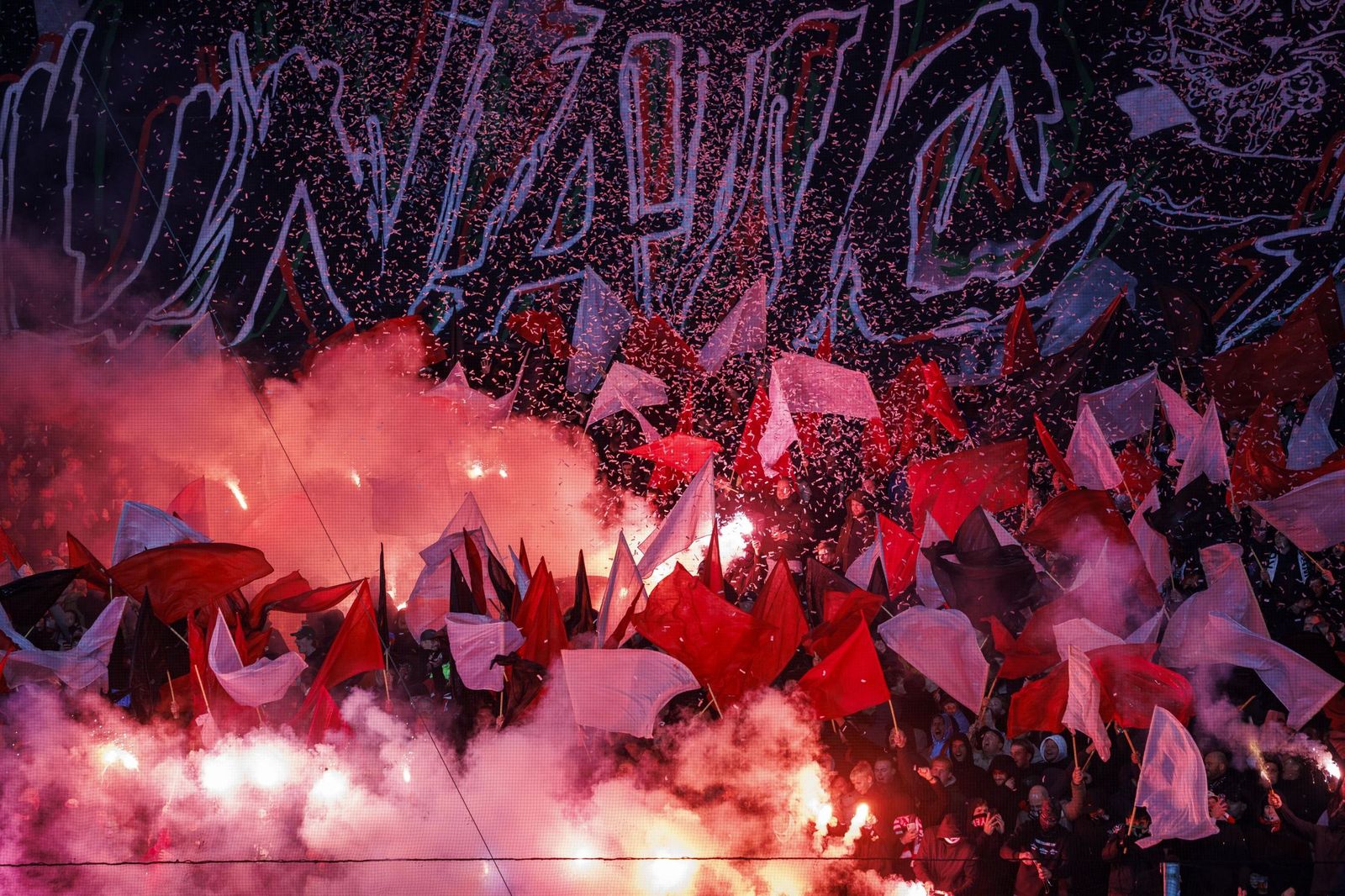 Los ultras del feyenoord, en el encuentro ante el Panathinaikos de este curso en la Europa League.