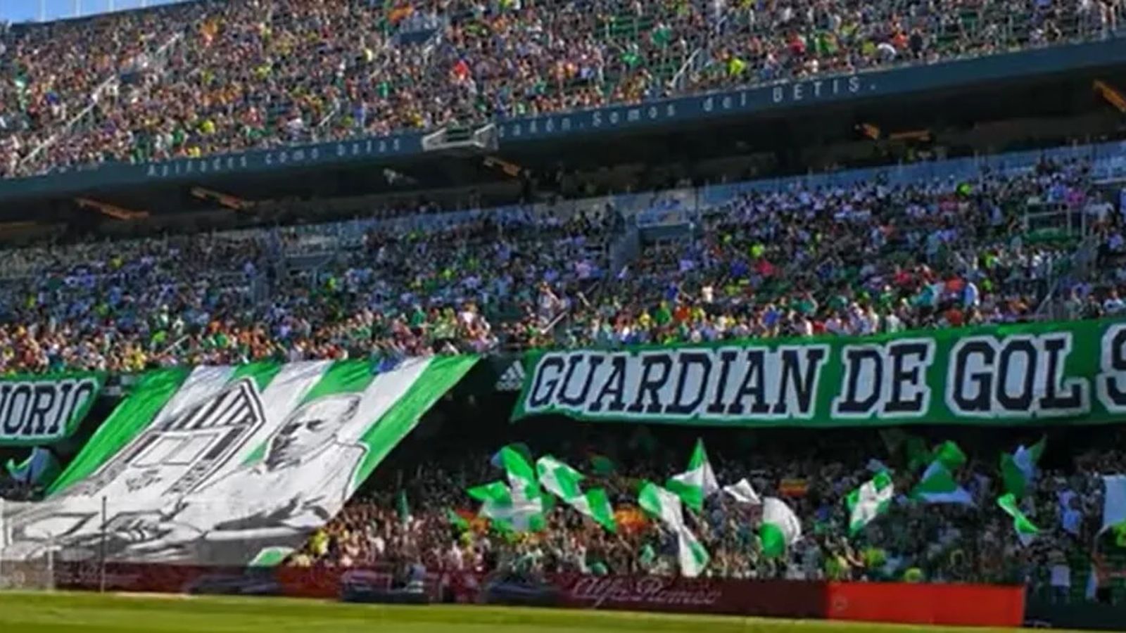 Tifo homenaje a Alberto Tenorio en un Betis-Alavés en 2017.