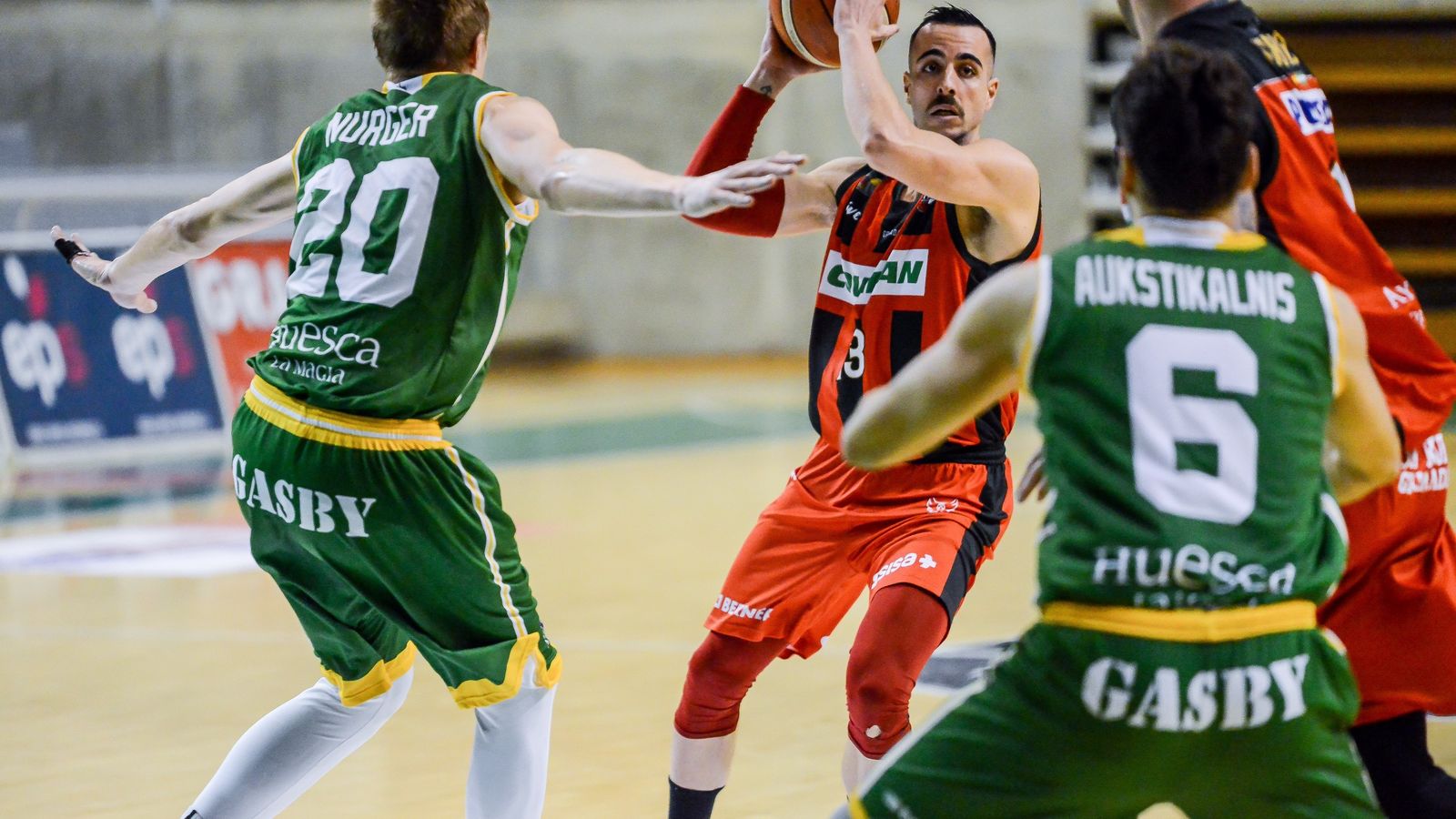 Alo Marín busca a un compañero al que pasar el balón