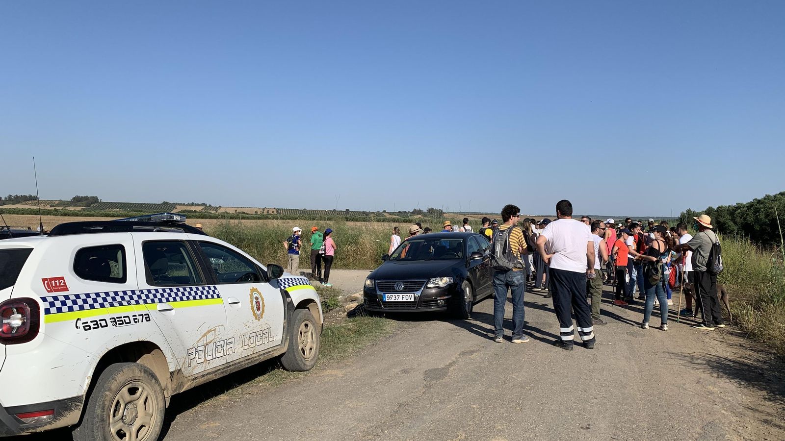 Despliegue policial y de voluntarios en la búsqueda de un desaparecido.
