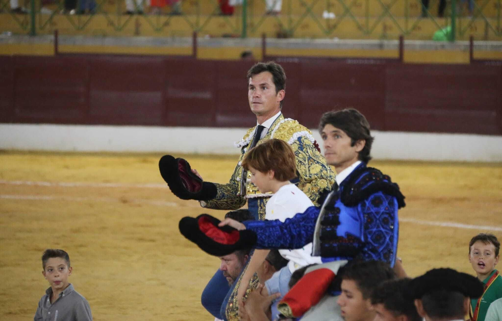 Castella y Luque, a hombros en el segundo festejo del abono.